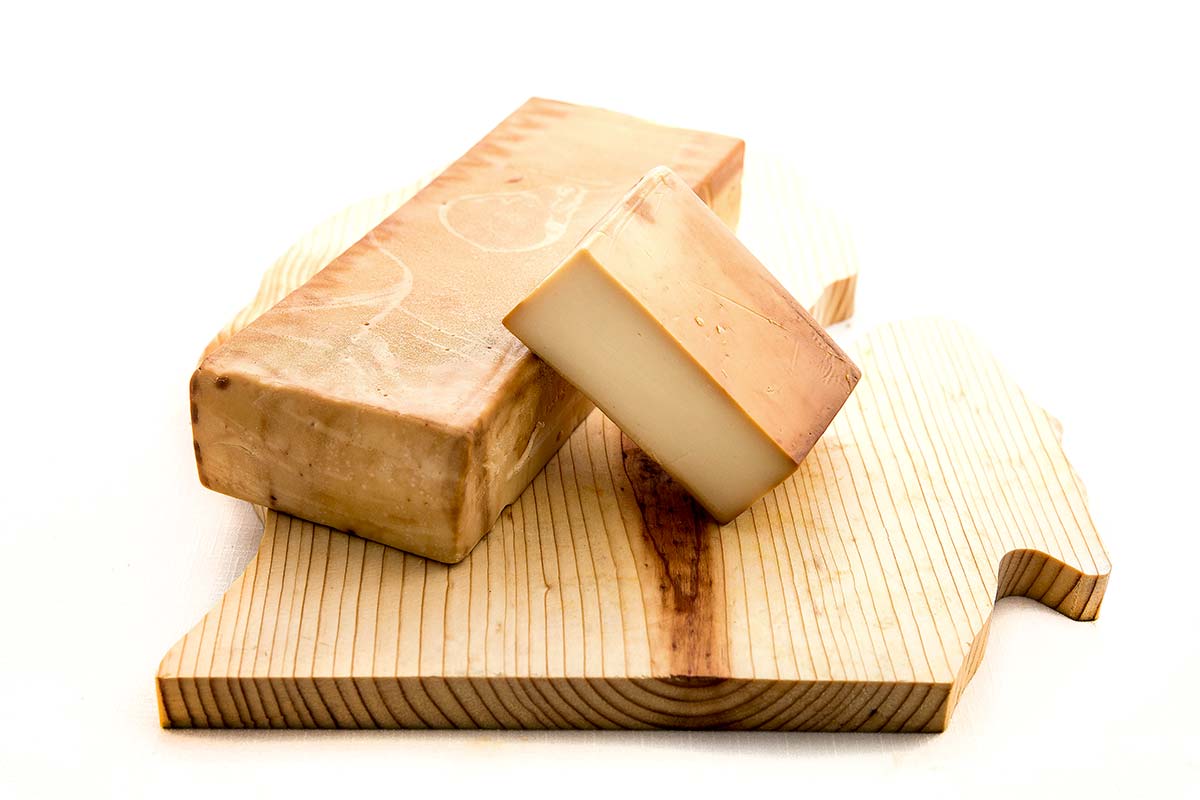 1 lb. Smoked Horseradish Cheese